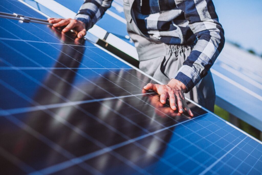 Solar Top | המדריך להתקנת פאנלים סולאריים 2025 - אנרגיה מתחדשת